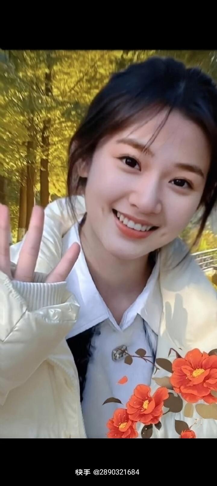 秋日暖阳下，微笑的少女与自然相伴。🍀💝🌺