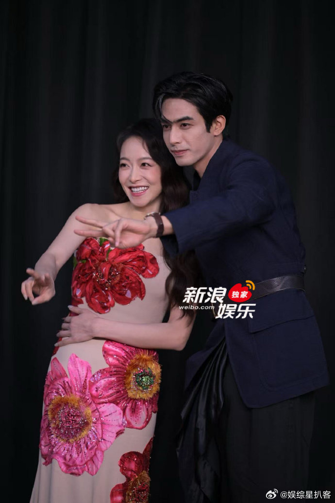宋茜穿个花被套就来了 宋茜Vogue盛典造型一曝光，焦点全在这条花裙子上！大红大