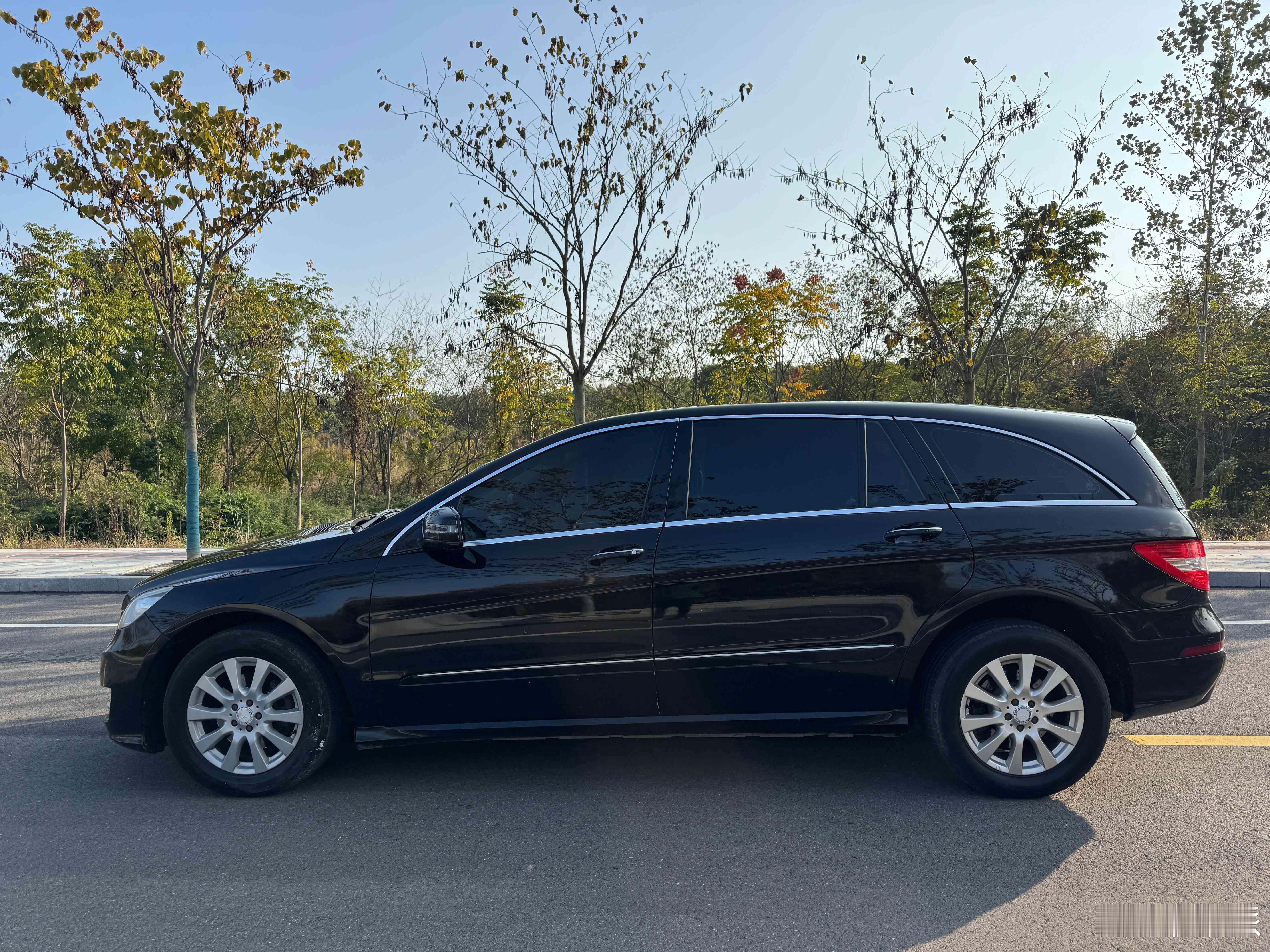 理想i系列 的产品灵感部分源于多年前的奔驰R级 ——一款试图融合SUV、MPV与