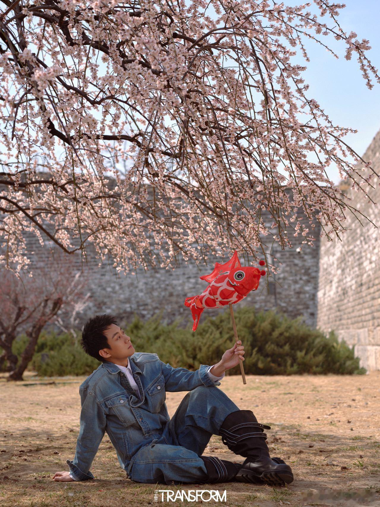 浪姐一公直播高至霆在北京明城墙上拍杂志边看浪姐一公直播边刷美图， 在北京明城墙拍