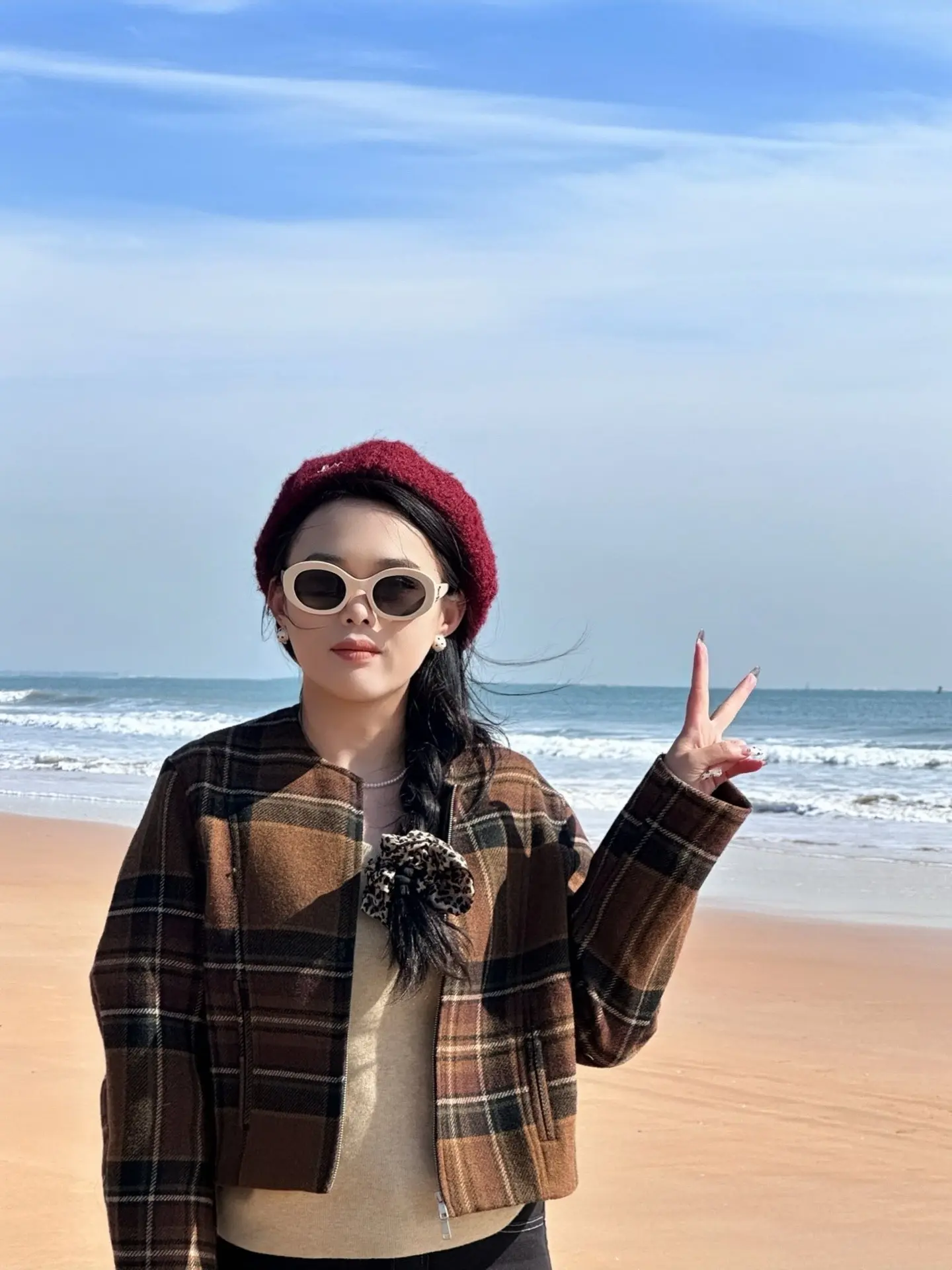 世事千帆过，前方终会是温柔和月光。