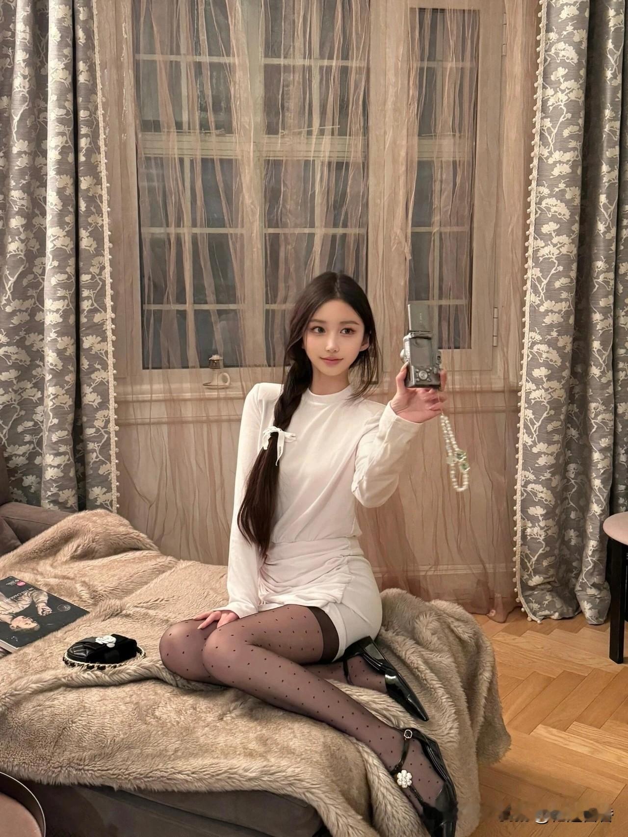 冬日暖阳下，优雅自拍，复古相机，温暖时光！