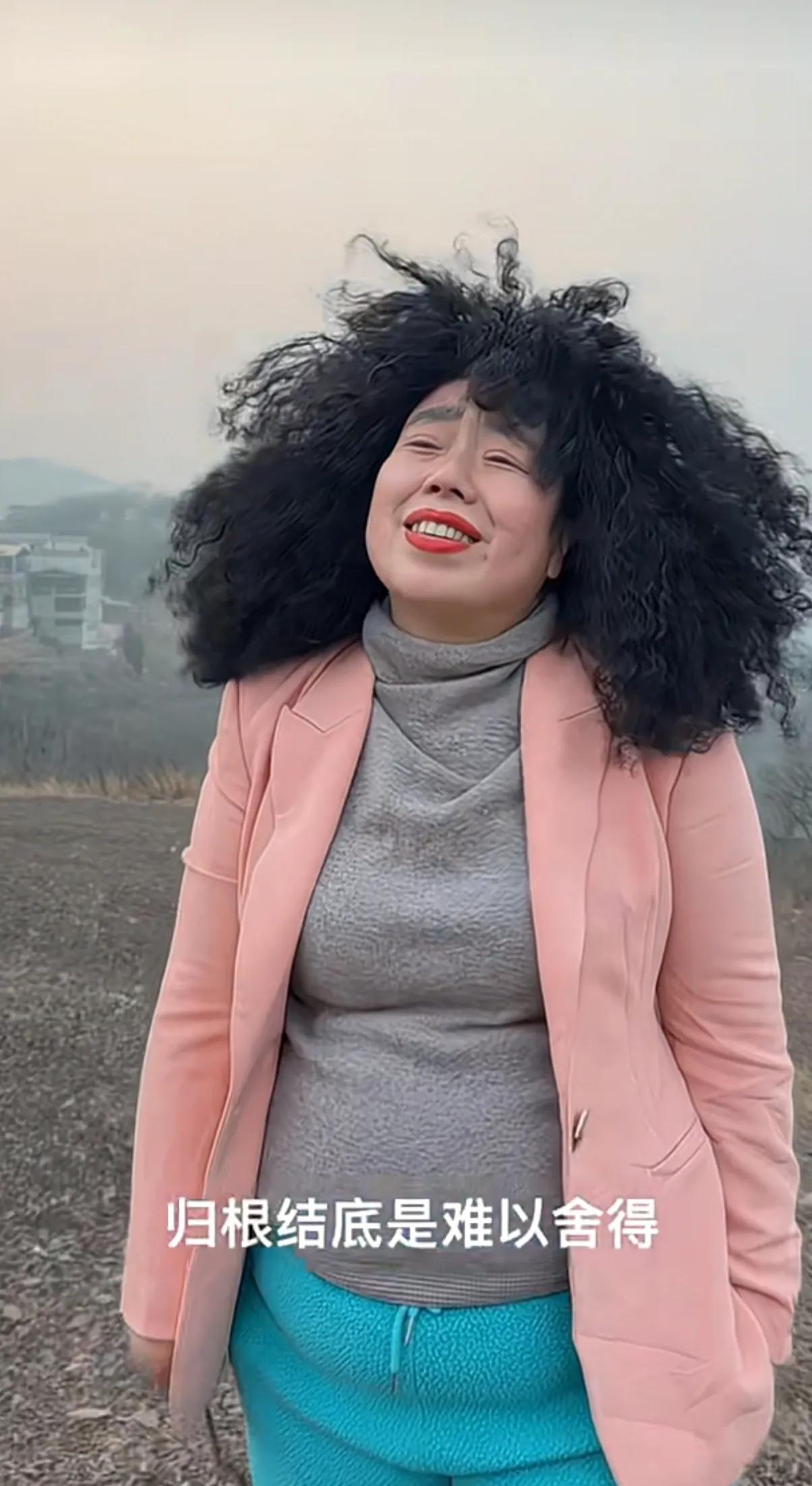 这装扮很有特色，粉灰搭蓝，爆炸头，很洒脱。