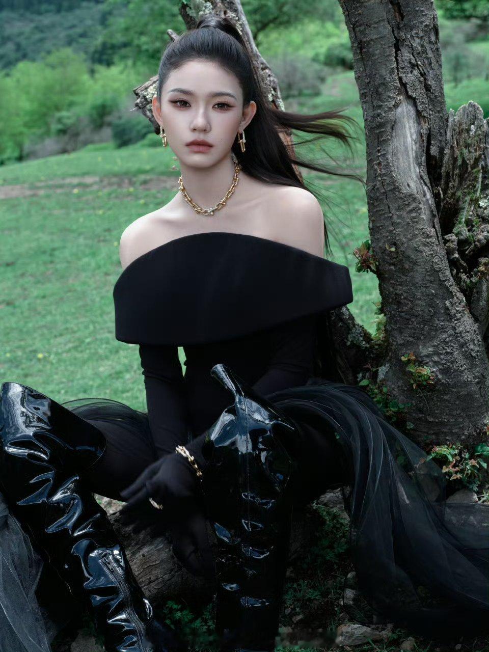 林允杀死比赛这组妆造真的绝了，又美又酷直接把氛围感拉满！冷酷风高马尾搭配贵气金饰