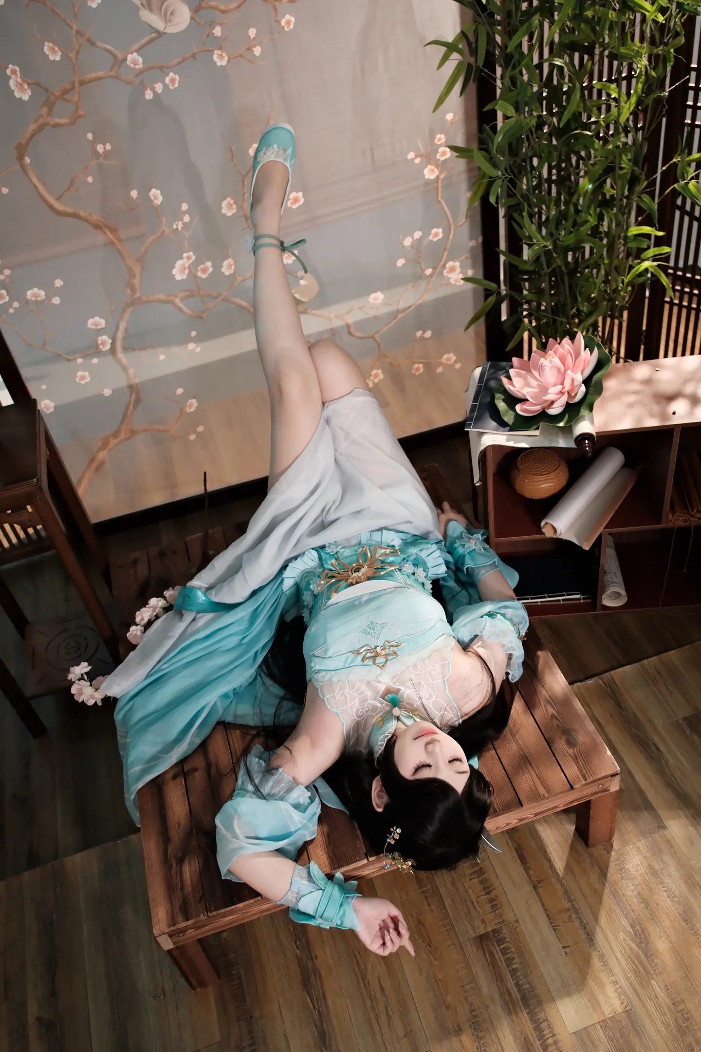 熏风绕渚曳莲影，裙底桃花伴荷香。  出镜/文案:  摄影:  棚子