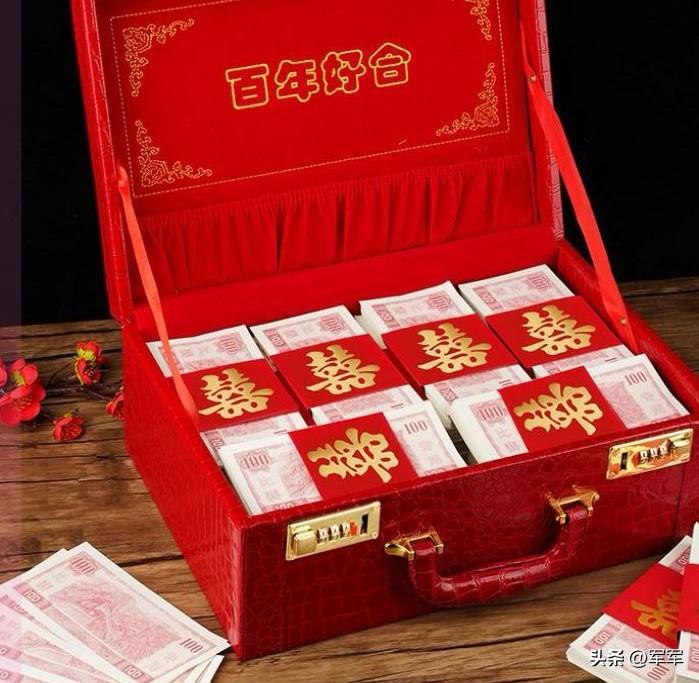 同学给女儿陪嫁打了个白条！

昨天跟同学聊天，她的女儿要结婚了，我就问你给女儿多