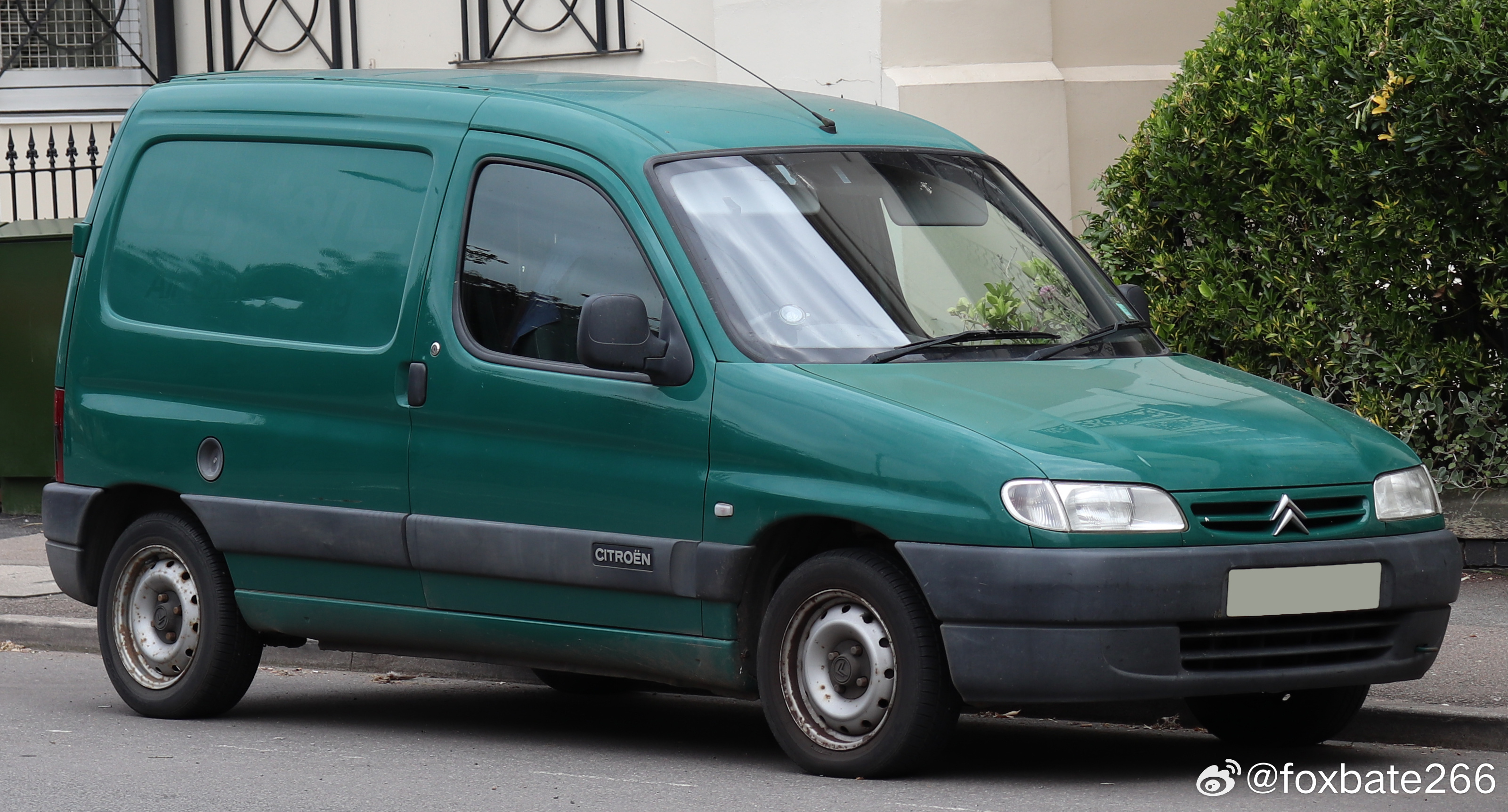 迷笛和雪铁龙 Berlingo。。。看雪铁龙的初代脸，就很明显爱丽舍了。。。