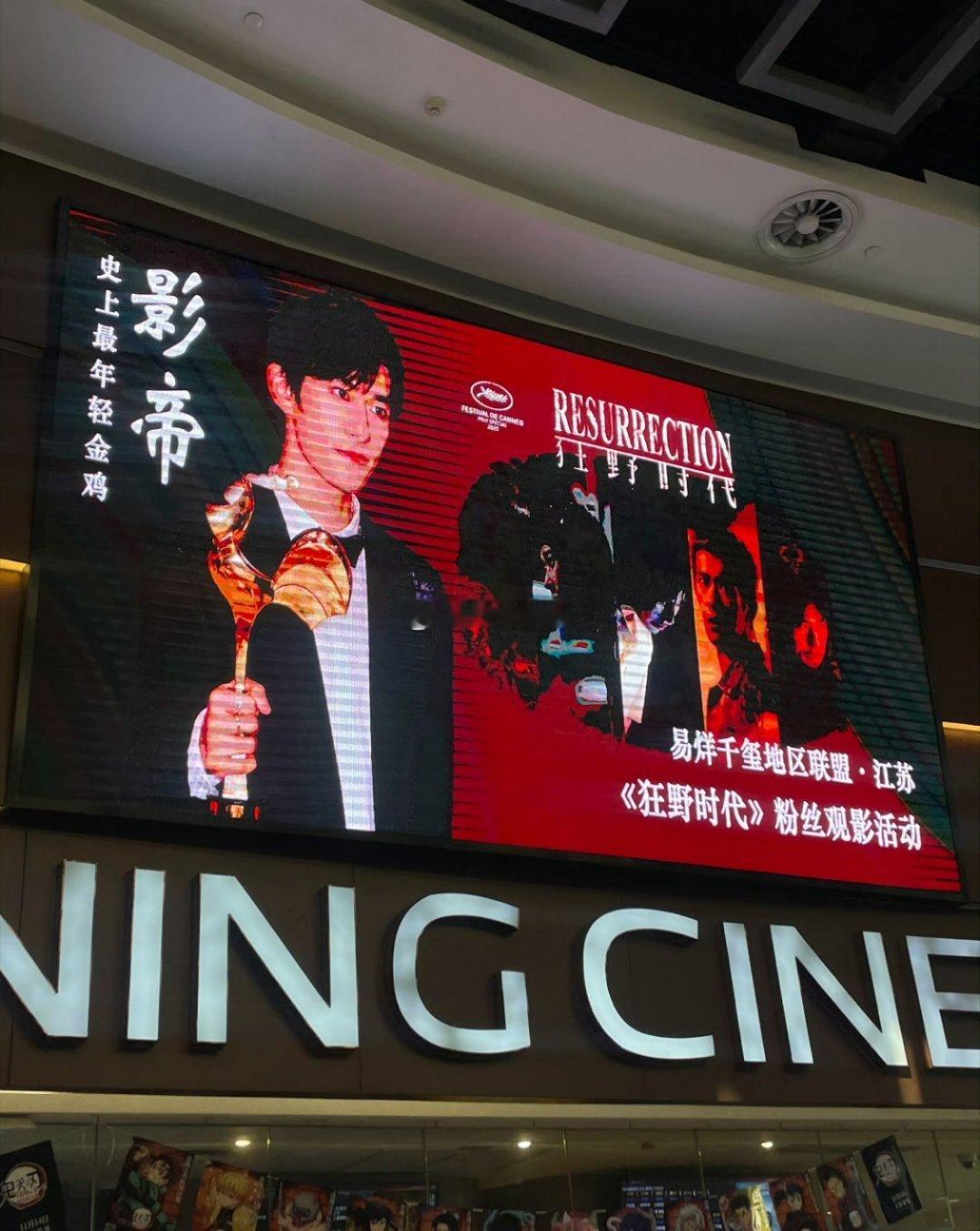 谁懂啊！爱上《狂野时代》里的邱默云，真的只需要一个镜头的瞬间！可能是光影落在他眉