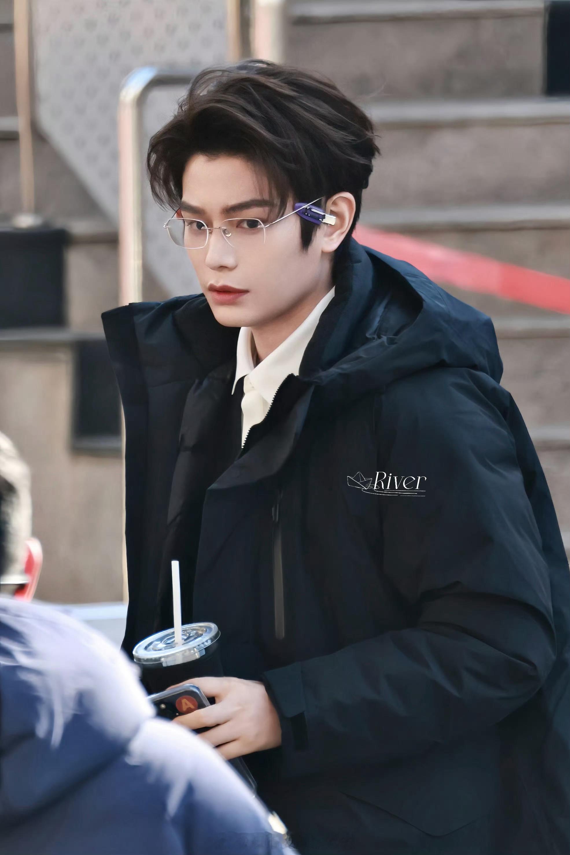 丁禹兮央视春晚联排上班，男神好帅 