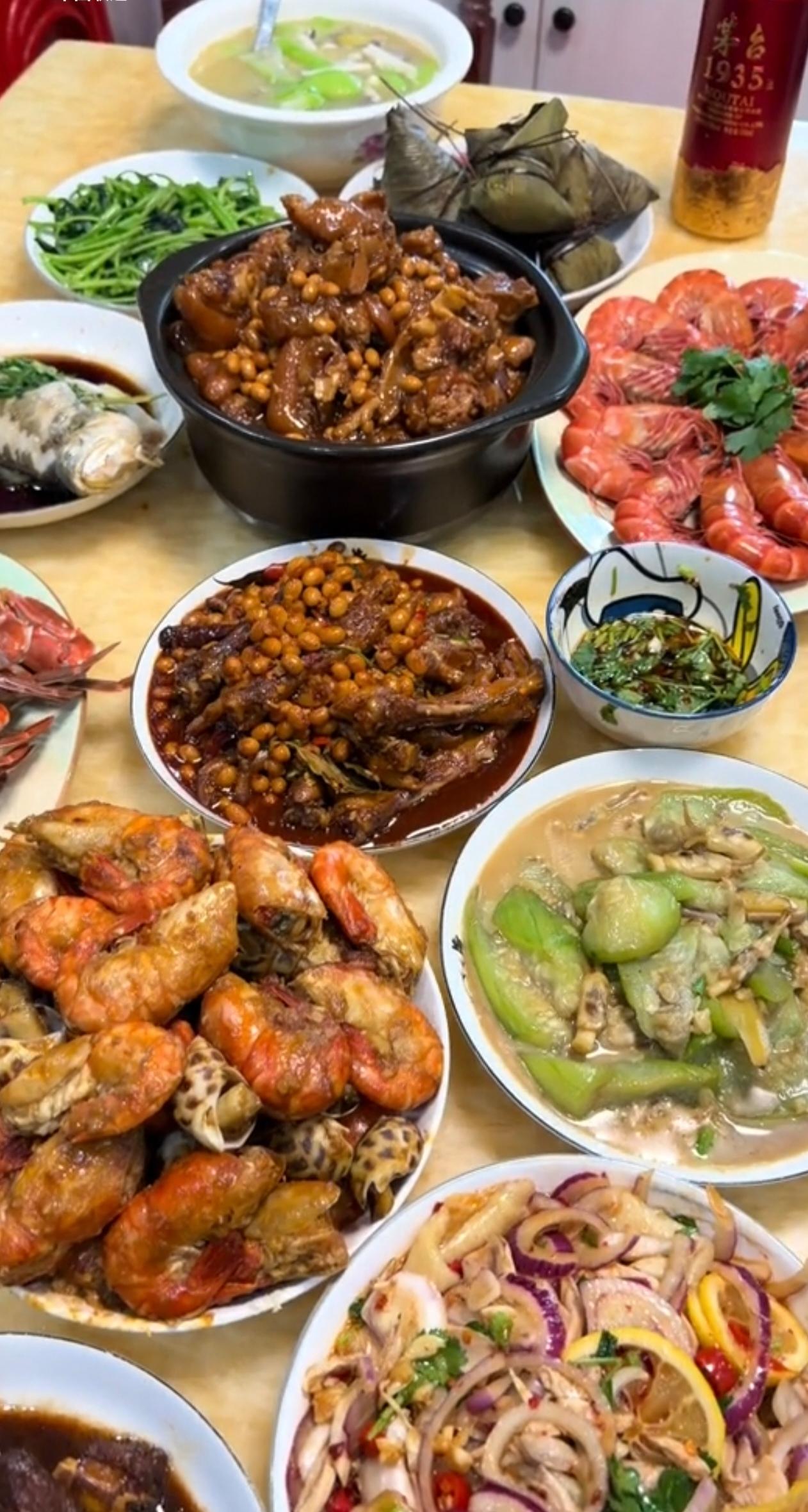 中午去姑姑家吃饭，一桌地道广东菜全是她儿媳做的，嫂子是广东陆丰人，手艺超赞。
