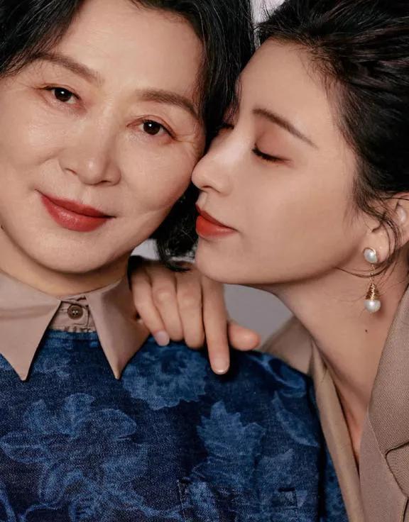 难怪眉姐姐这么端庄漂亮呢，原来是遗传了妈妈的好基因，妈妈知性优雅，女儿温婉甜美，