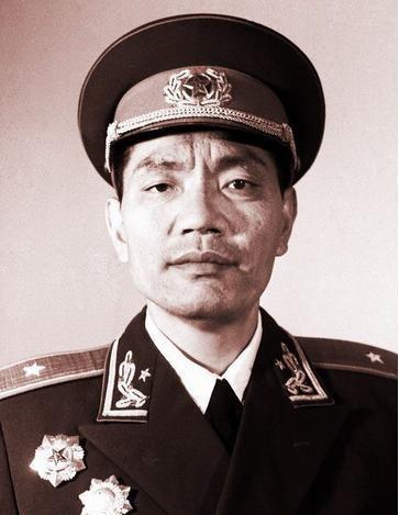 开国少将尤太忠与老战友畅饮茅台，服务员让他买单，竟心疼几天久久难忘！
1952年
