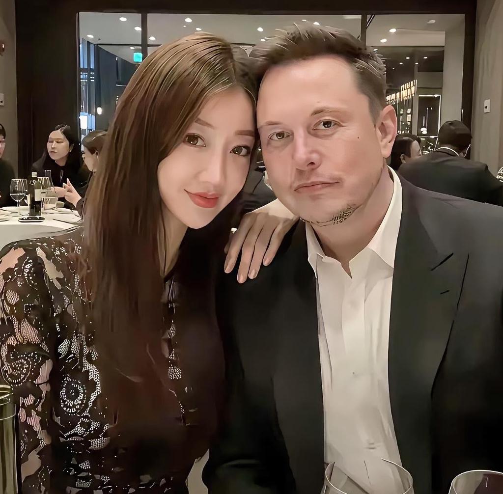 说真的，这是截止目前见过马斯克与最漂亮的一位女孩同框

虽不知道这位女孩是谁，但