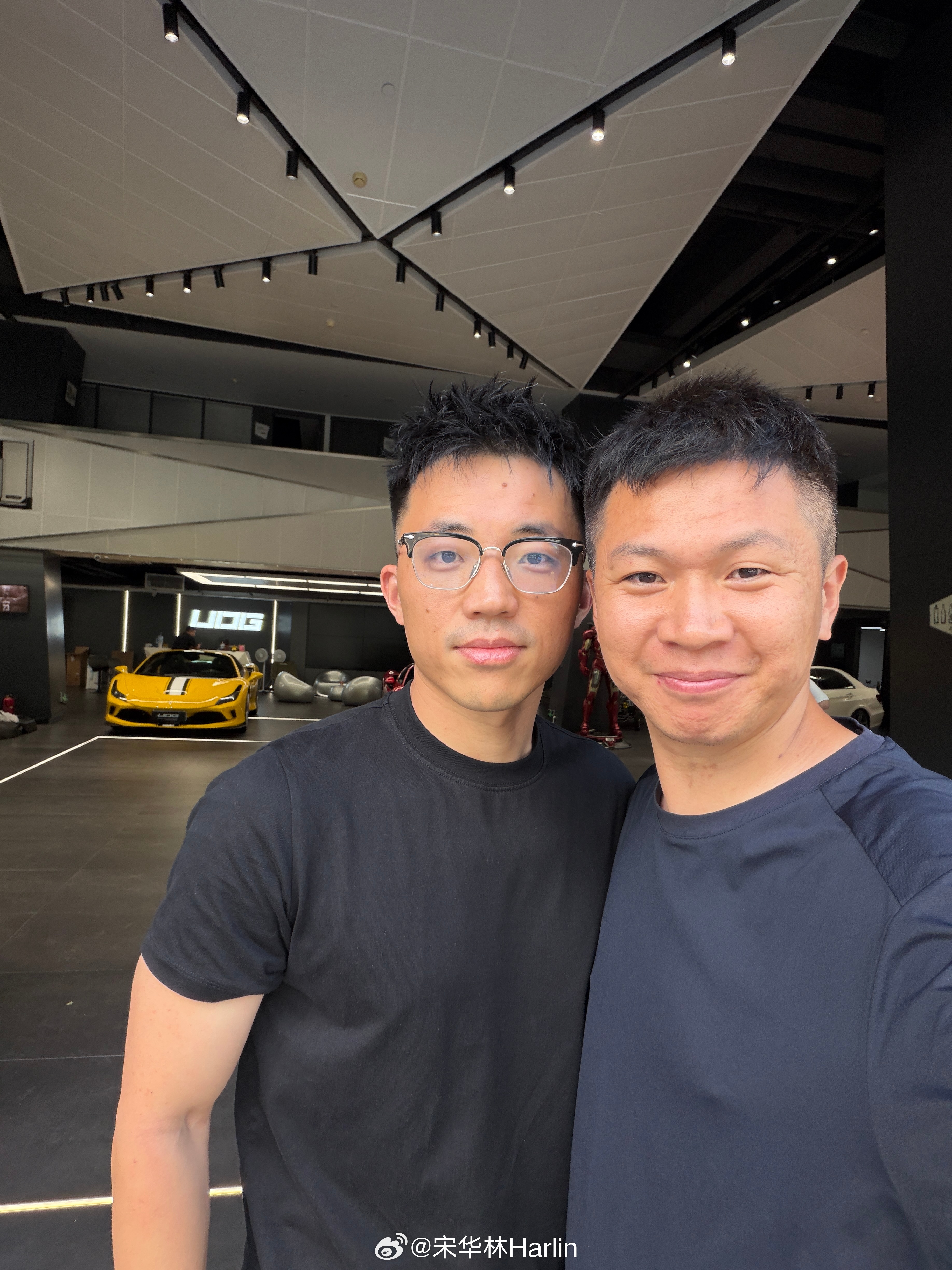 打卡 UDG 梦想车库，我和老胡谁年轻一些？？？都是 90 年的