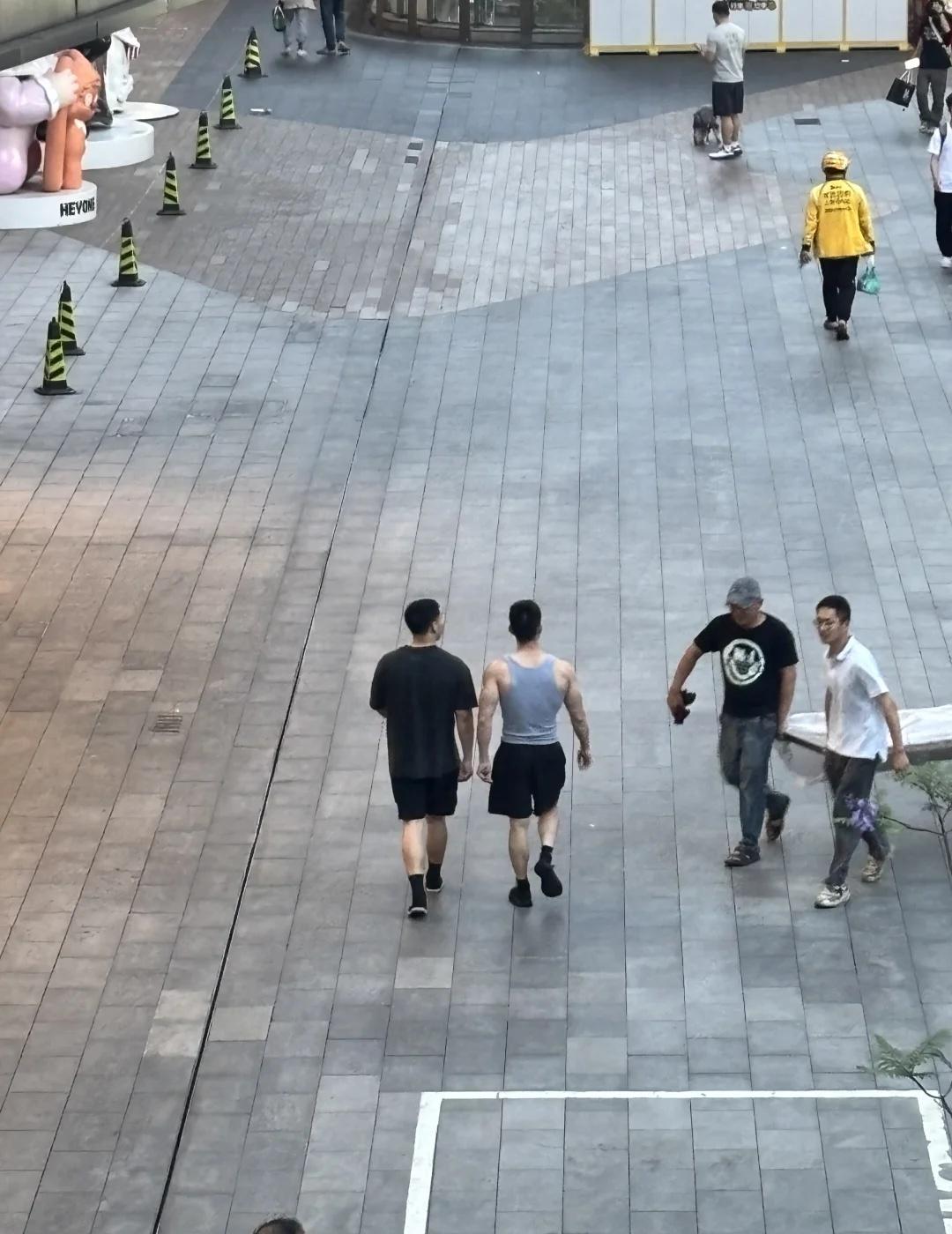 成都龙湖天街偶遇肌肉💪🏻
拍个蓝花楹，拍到了肌肉男💪🏻