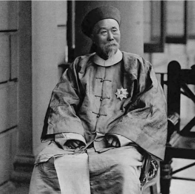 “给他们挂上去！”1958年，众人将李鸿章夫妇的尸体挂在拖拉机后面，在街上游行，