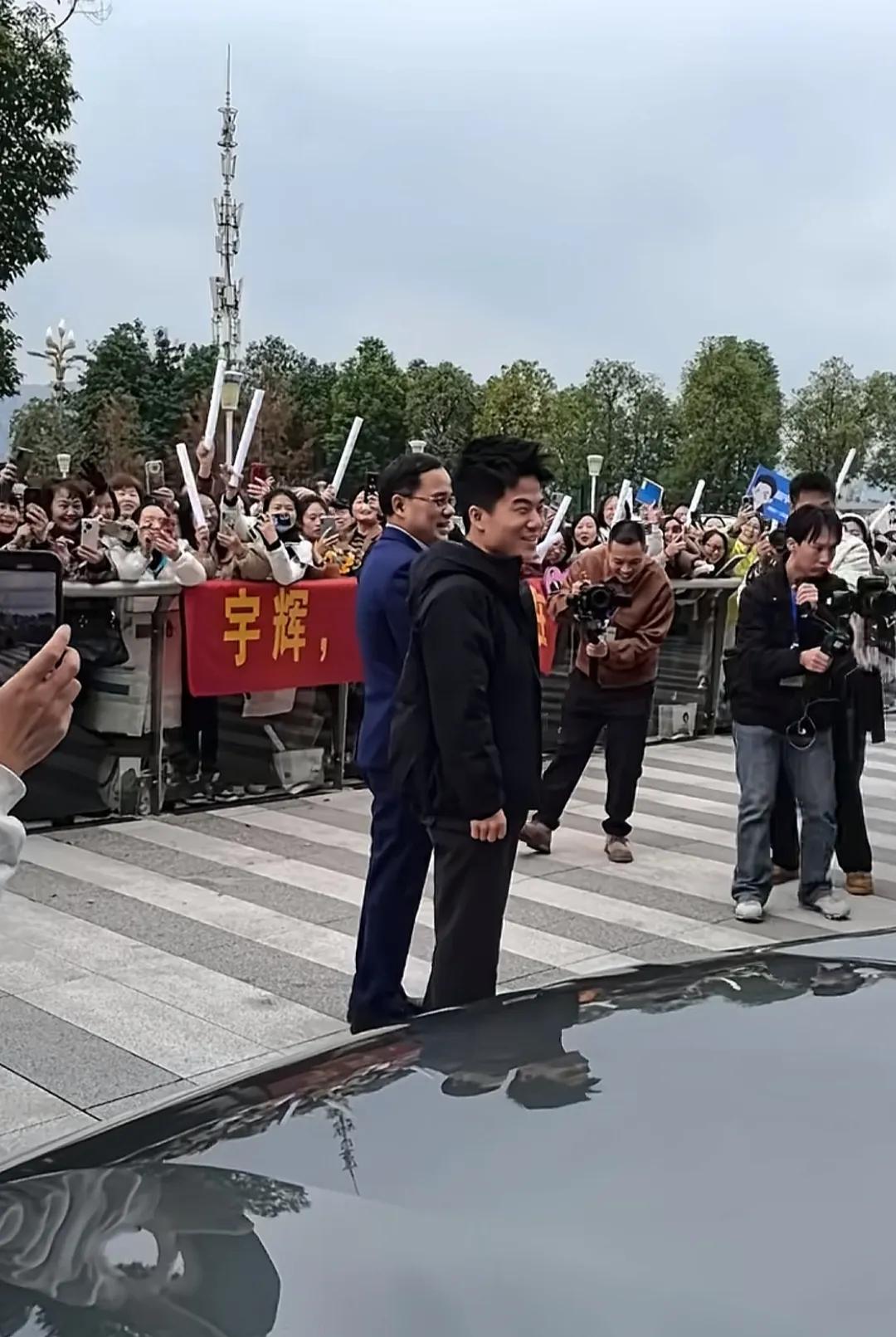 刚刚和儿子说:“儿子，董宇辉来重庆了，正好我在成都，这是我和董宇辉地理距离最近的