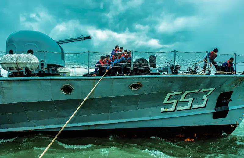 很多人觉得没有扫雷舰艇就清不了水雷，这是完全错误的！
这次美军派两艘伯克级驱逐舰