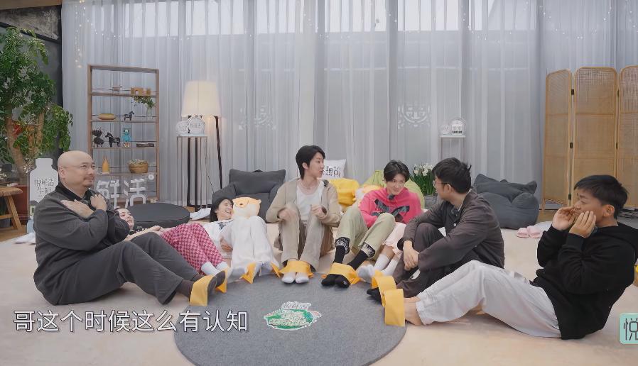 仰卧起坐游戏时，节目组：帅哥起。包括杨迪、王宝强和徐峥在内的男性艺人都坐了起来，