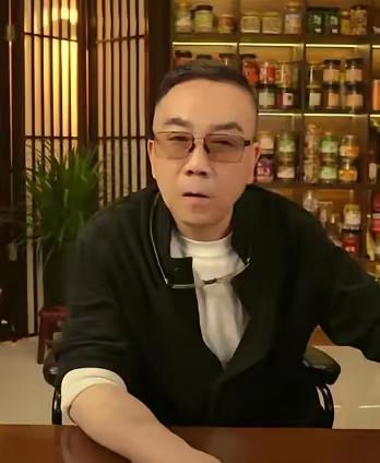 相声名家杨议直播发声力挺韩红，主动为其争议言论辩白。他称韩红性情仗义，那句引发争