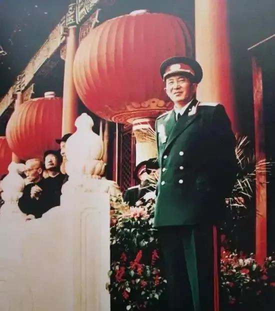在天安门城楼的这张珍贵照片里，开国大将罗瑞卿身姿挺拔地伫立着，那股不怒自威的气场