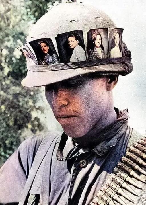 #美军在越南# 在越南战争中，士兵们喜欢在头盔上装饰个人物品，这张照片展示了这位