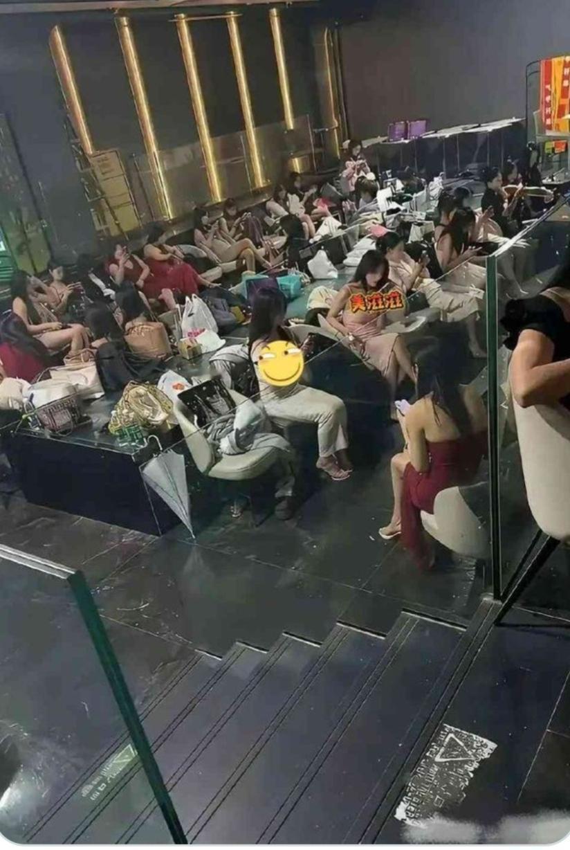 这一屋子的姑娘，打扮精致，却挤在一个昏暗的空间里，眼神里带着疲惫和茫然。没人知道