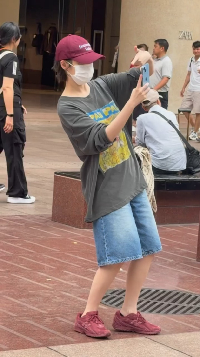 上海偶遇IU逛街  啊啊啊！路人抓拍生图状态好好！是谁酸了我不说！IU时隔11年