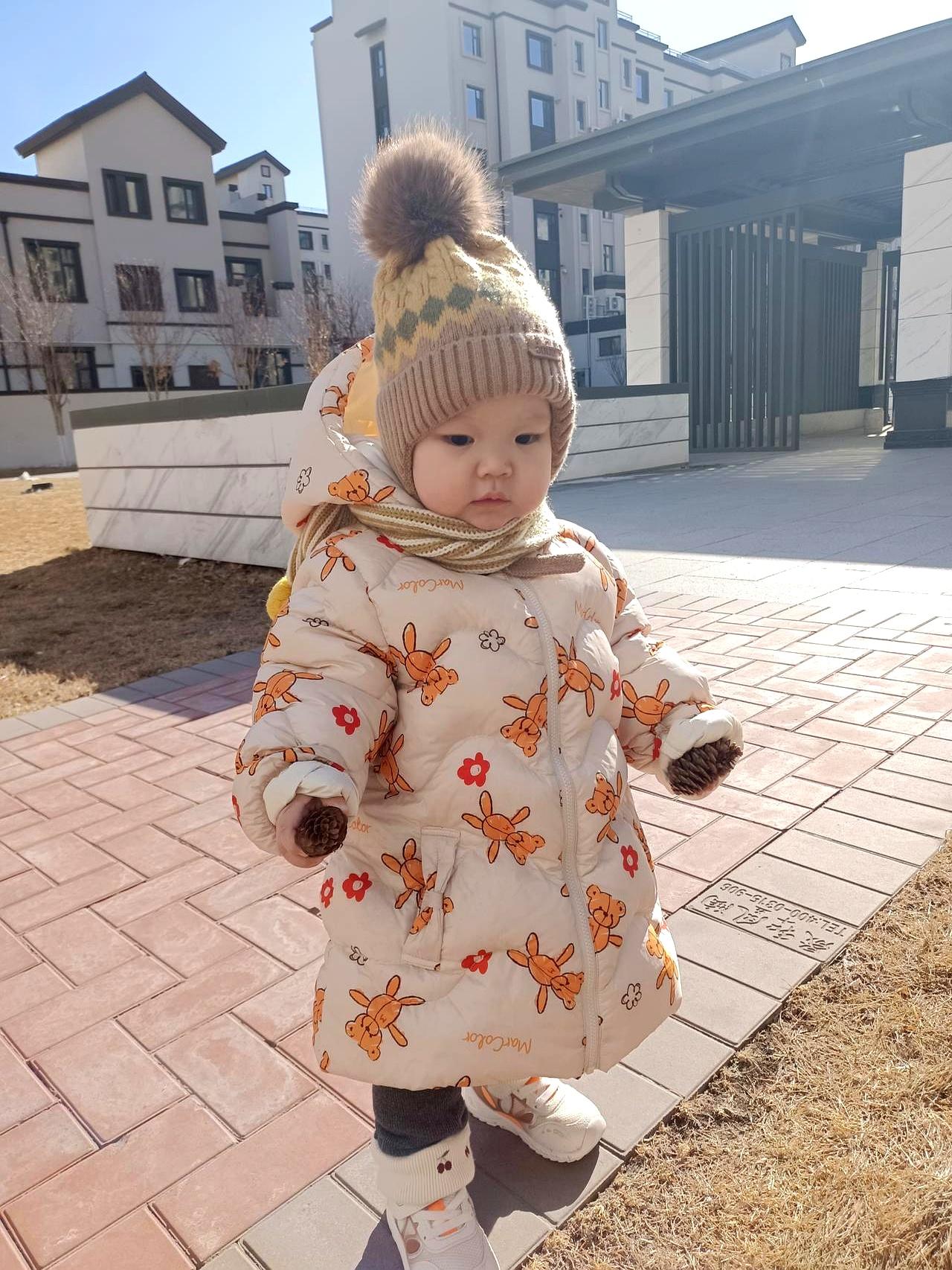 一个人带娃真那么难？
孙女15个月了，之前都是和亲家母一起带，这周末她放假，我自