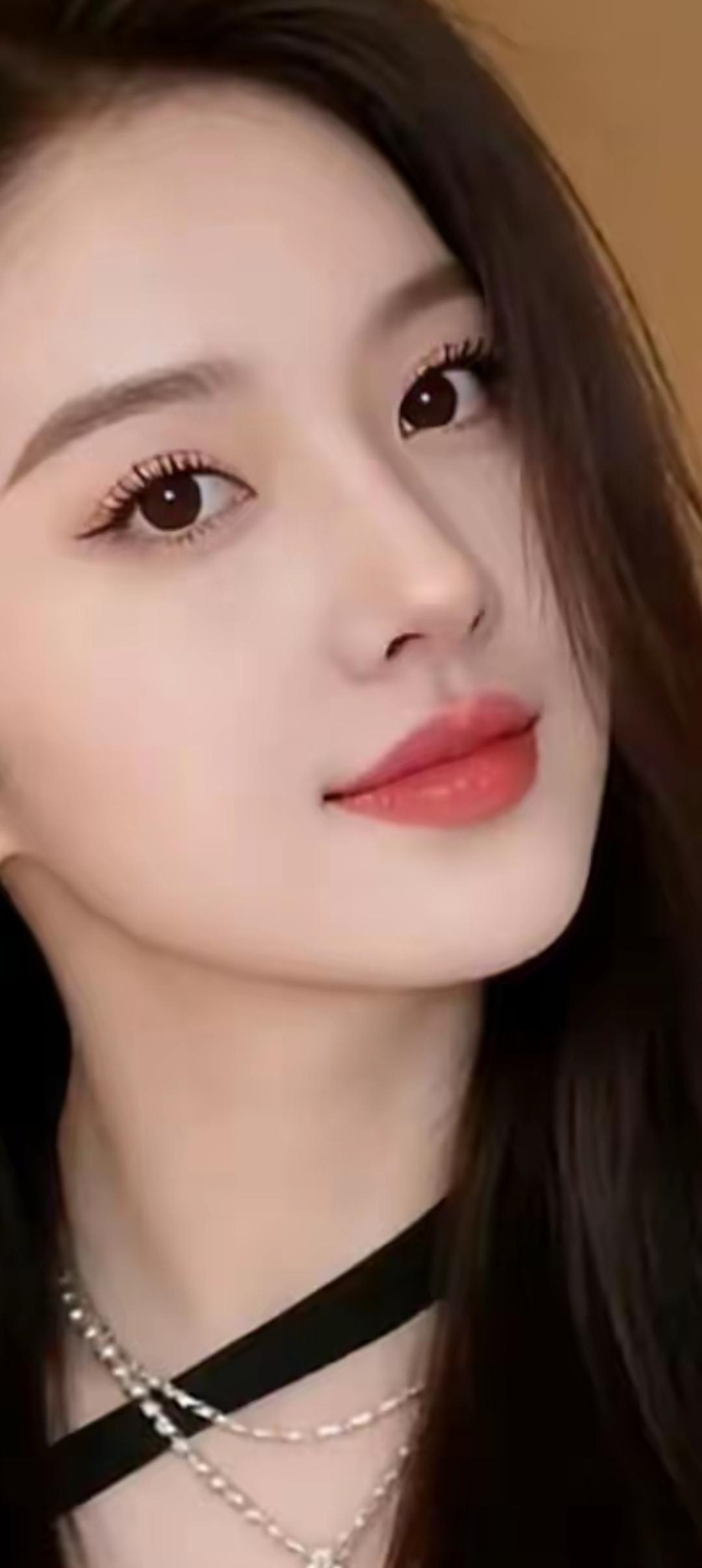甜美少女心，温柔眼波流转，黑发与珍珠项链的完美搭配，尽显优雅气质。