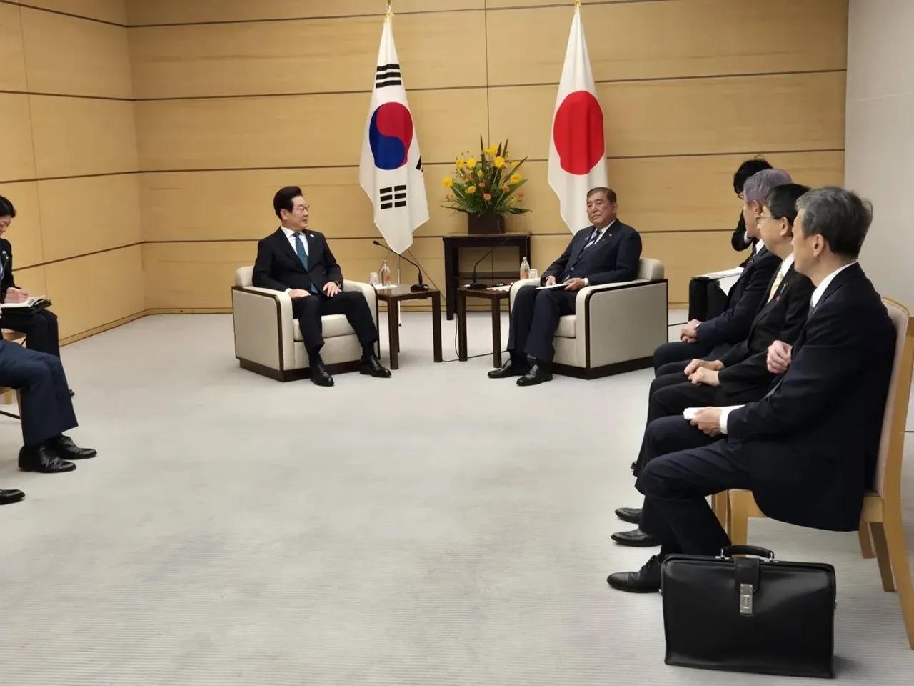 德国之声23日报道：“韩国总统李在明上任后首访日本，强调搁置历史分歧、加强合作。