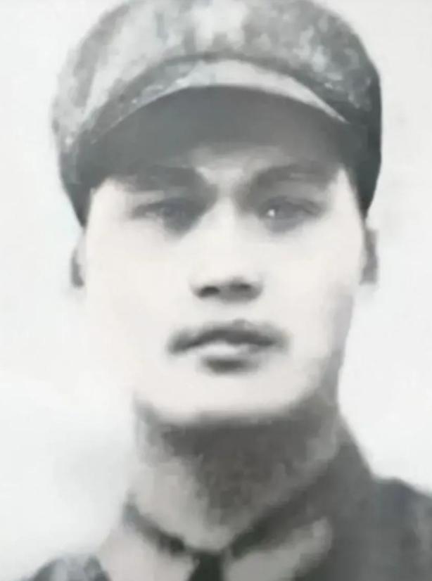 1979年，为了掩护战友突围，郑宏余和两名机枪手留下来阻击越军。激战中，两名战友