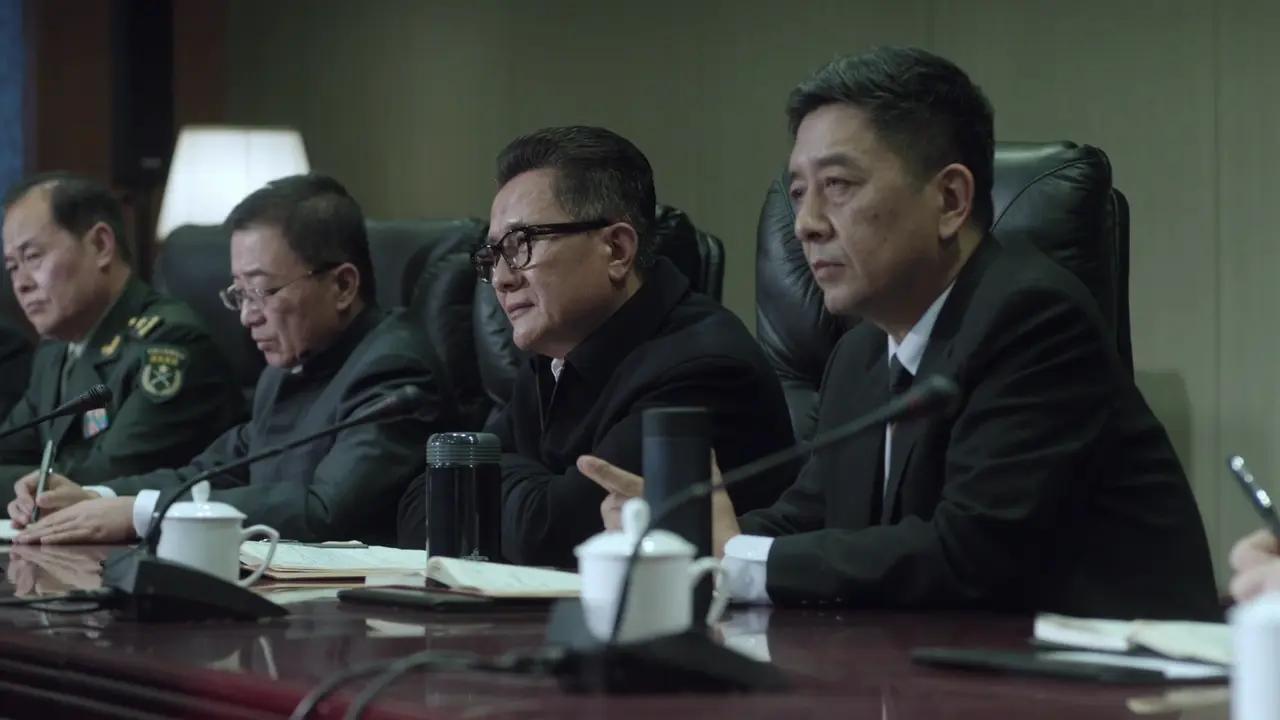 答案是最左边的少将。

原因很简单，因为专职警卫员在部队中，一般是副军级以上的干