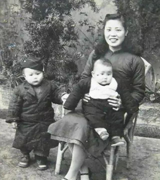 1919年，章士钊纳青楼女子奚翠贞为二夫人，俩人同居5年后，原配妻子愤怒地找他索