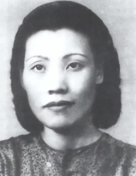 1928年，32岁的茅盾出轨23岁的女学生秦德君，不久秦德君便怀了孕，茅盾为难地
