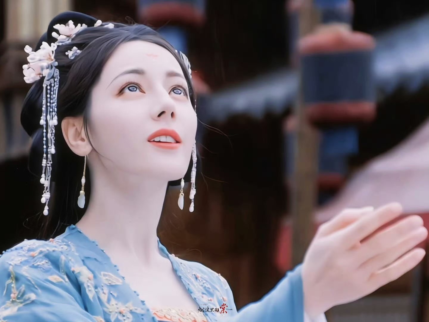 迪丽热巴饰演的贺思慕，沾染了人间烟雨的温软灵秀~眼波流转间都是活气生机~