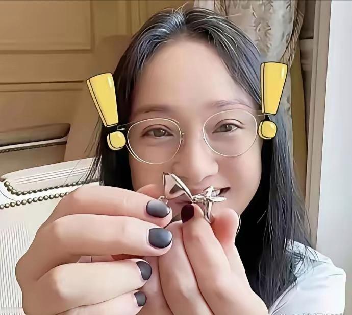 周迅已经51岁，头顶的白发毫不遮掩，随性状态太有魅力 