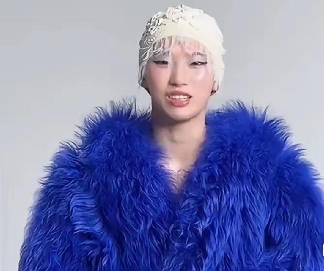 陈芋汐这是得罪了化妆师吗？
 
白色立体花卉针织帽压得额头都看不见，还缀着几缕凌