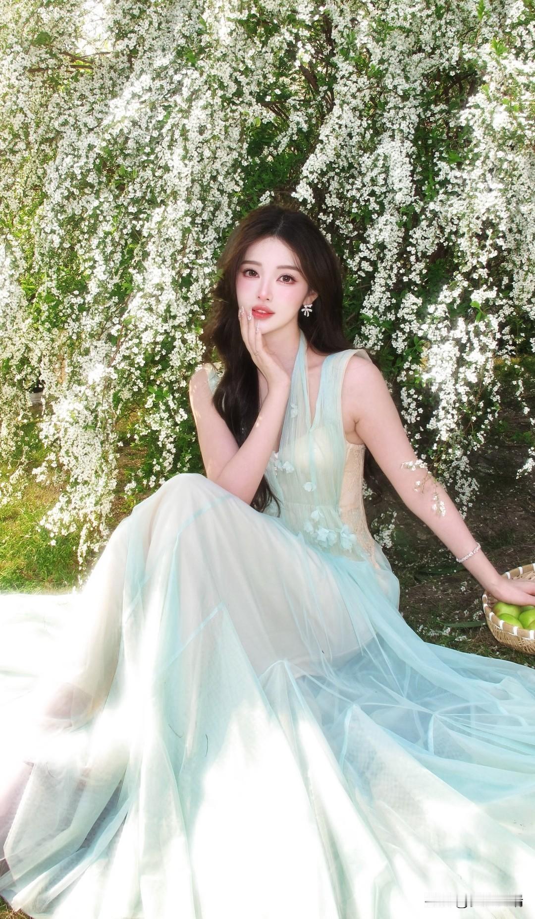 在花海中，她轻盈如梦，浅笑嫣然。