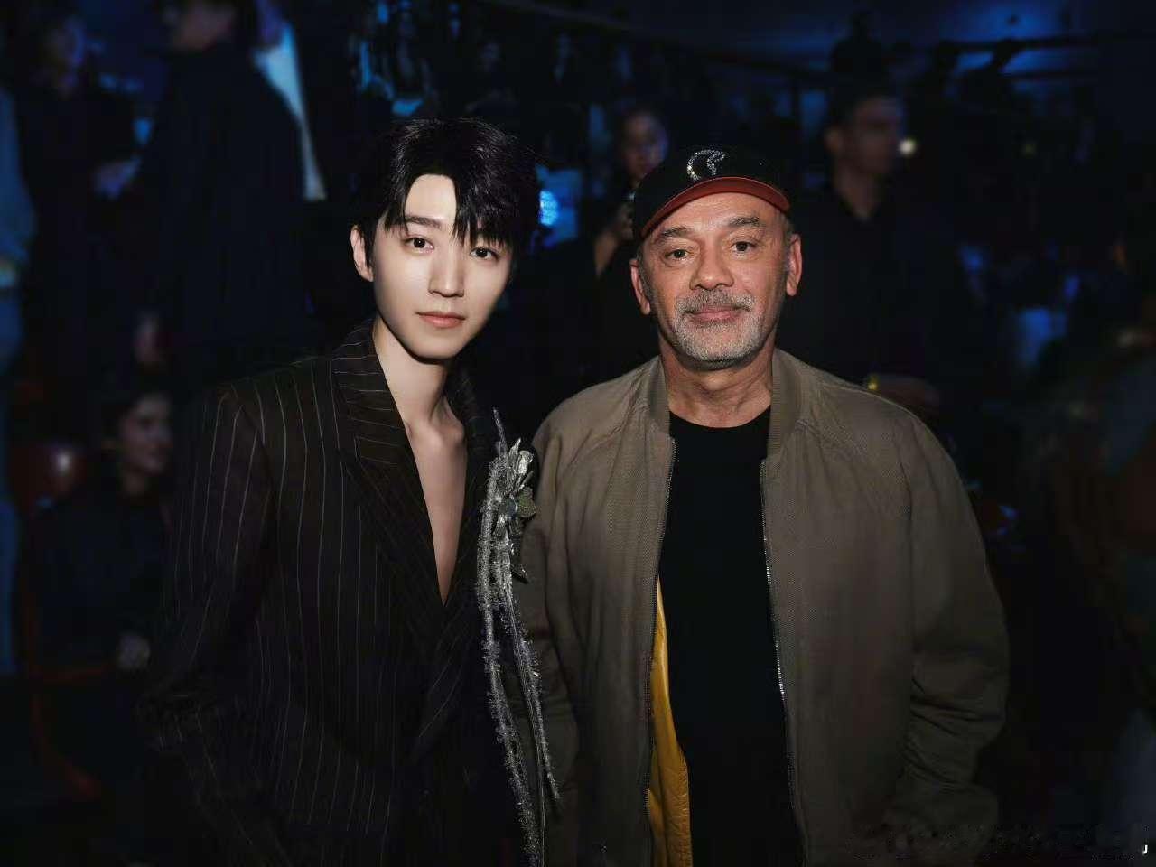 王俊凯晒cl大秀合照王俊凯巴黎的内存 王俊凯巴黎的内存来啦 ​​​