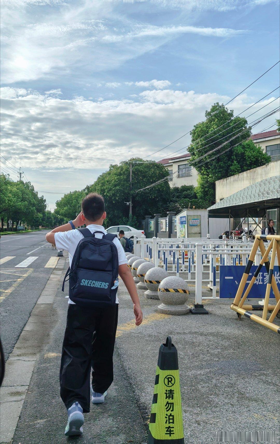 来早了[允悲][允悲]让他在门口等吧，我先回去补个觉[笑而不语][笑而不语] ​