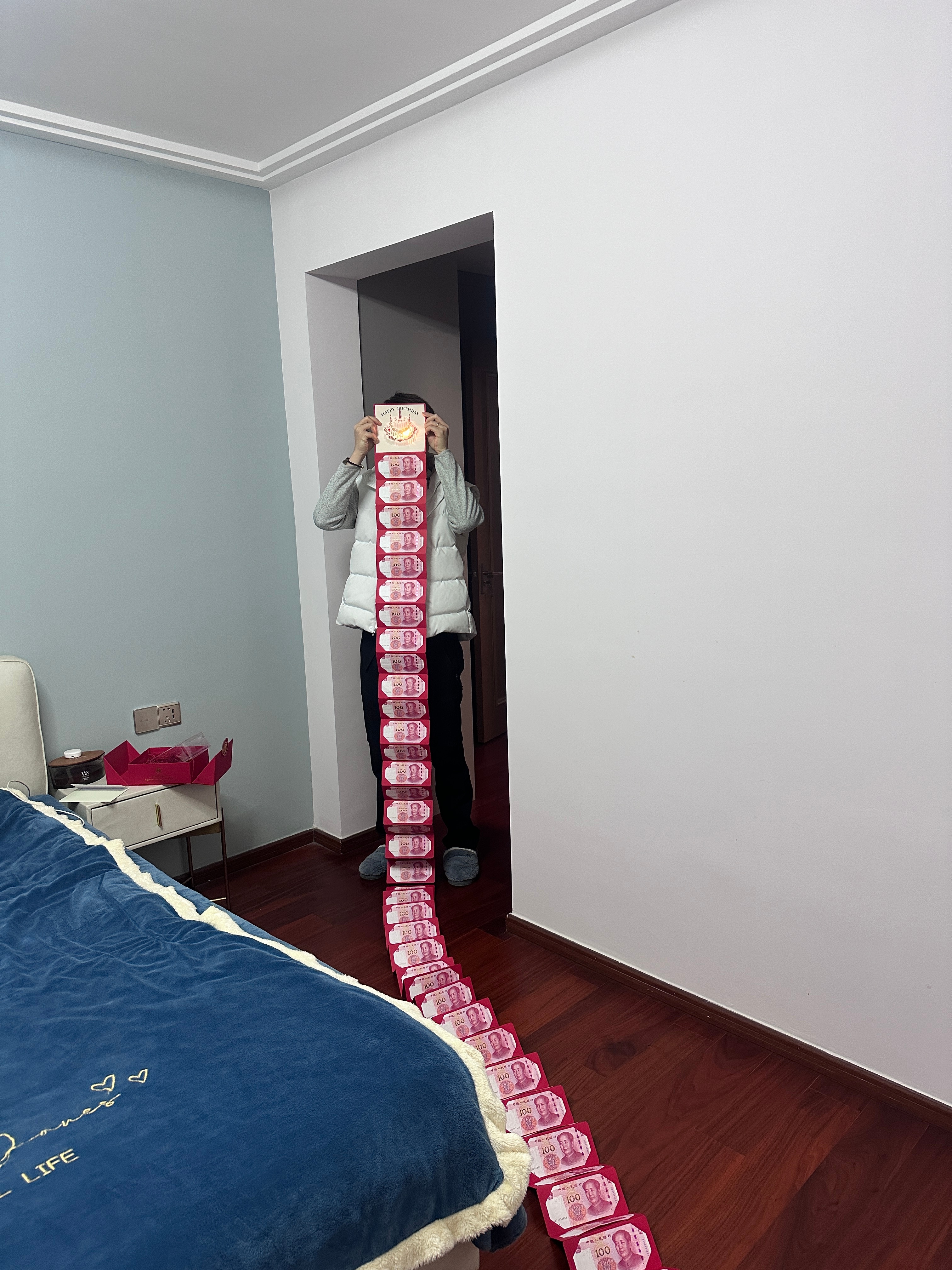 这多不好意思 漂亮饭吃了 还收了个大红包 要不明天拿点出来抽20个兄弟喝coff