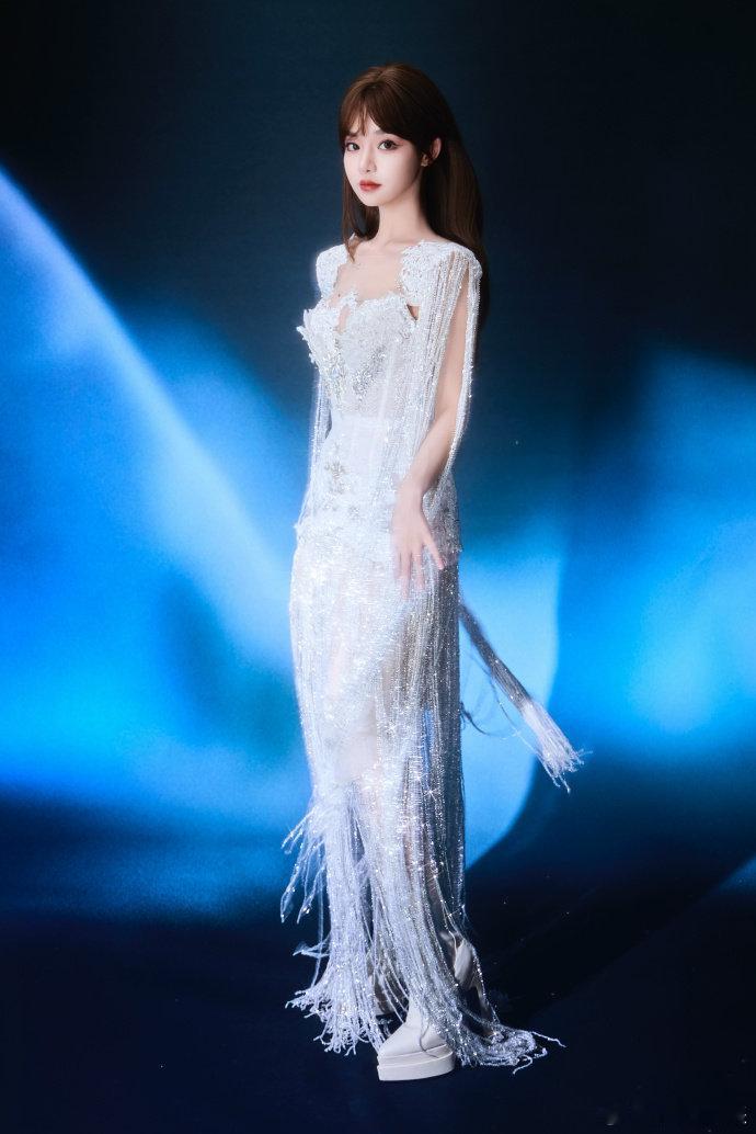 黄霄雲红成这样黄霄雲红成啥程度了？看看天津演唱会现场！座无虚席，全是人，这火爆场