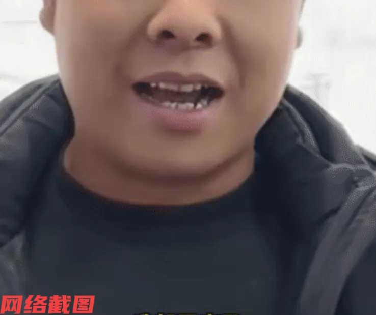 河北有男子有幸邀约去参加同学间的聚会。

只是男子出门后很快就回来了，妻子看见还