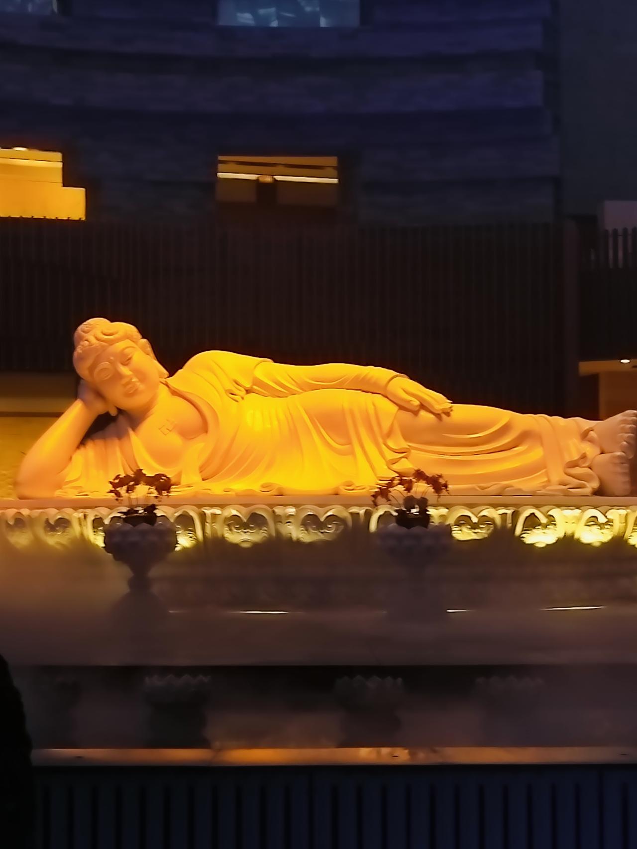 乐山大佛真的太绝了！它在四川乐山市南岷江东岸，是世界最大的石刻弥勒佛坐像，有“山