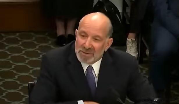 商务部长卢特尼克在听证会上面对议员提问，承认特朗普金卡只卖出一张，但坚称有几百人