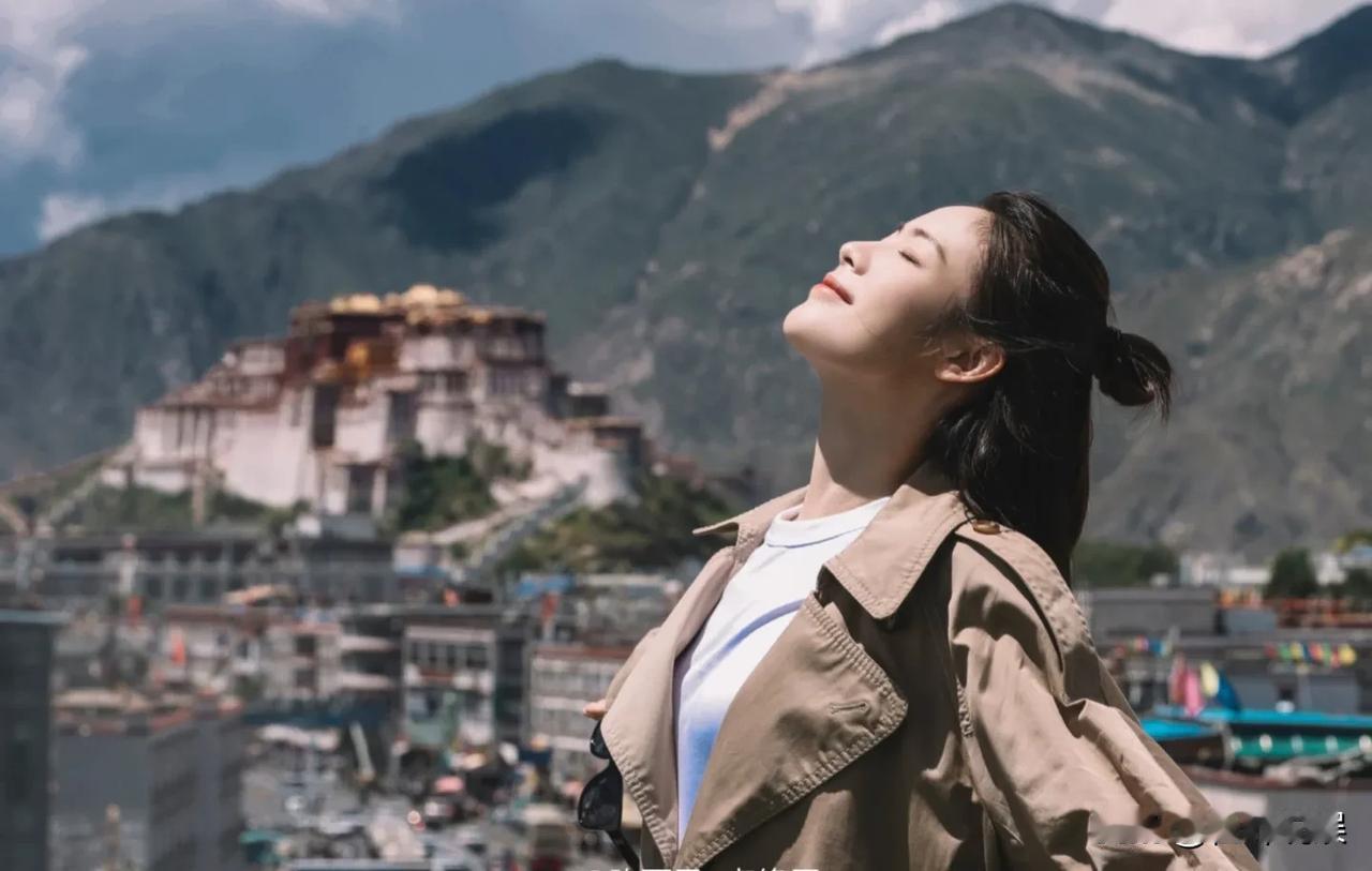 #陈丽君晒西藏美照# 
在舞台上帅气惊艳！回归归生活还是一样是个小女生[飞吻][