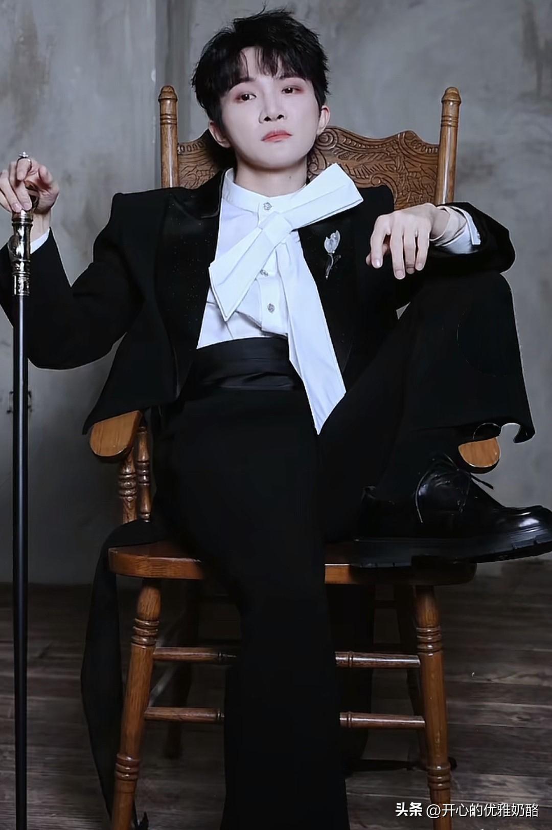 周深终于像个男孩子了，又酷又帅的包装适合他。
之前周深因为女装和女声，很多人都误