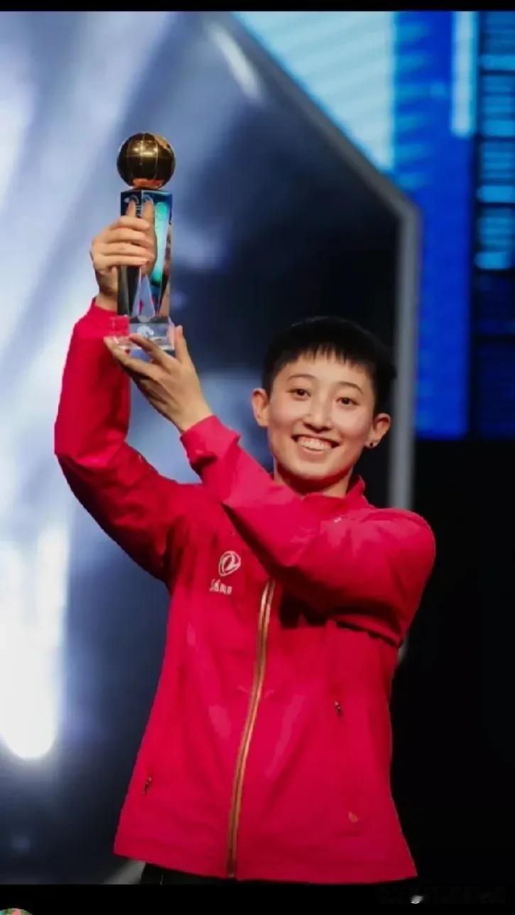 小将范思琪在全运会黑龙江女单决赛中连赢三局夺冠，老将陈梦为其感到骄傲流下了感动的