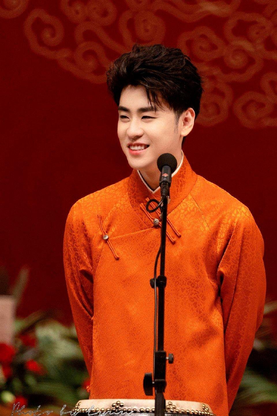 在众多歌手里，张云雷确实是个特别的存在。别人靠一首歌出圈，他却凭着相声功底杀出一